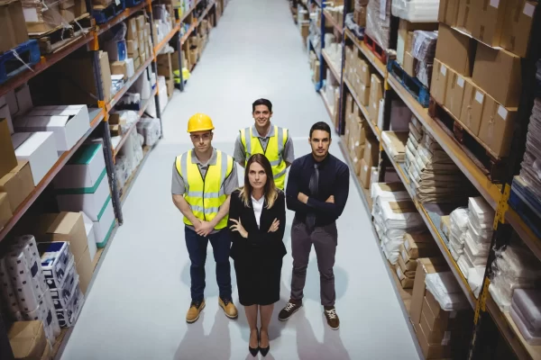 portrait-warehouse-manager-workers-warehouse (1)